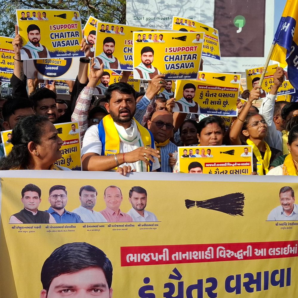 ભરૂચમાં ચૈતર વસાવાના સમર્થનમાં રેલી:પોસ્ટર અને બેનરો સાથે સરકાર વિરોધી સૂત્રોચ્ચાર કર્યા, મંજૂરી વિના રેલી યોજવા બદલ કાર્યકરોની અટકાયત