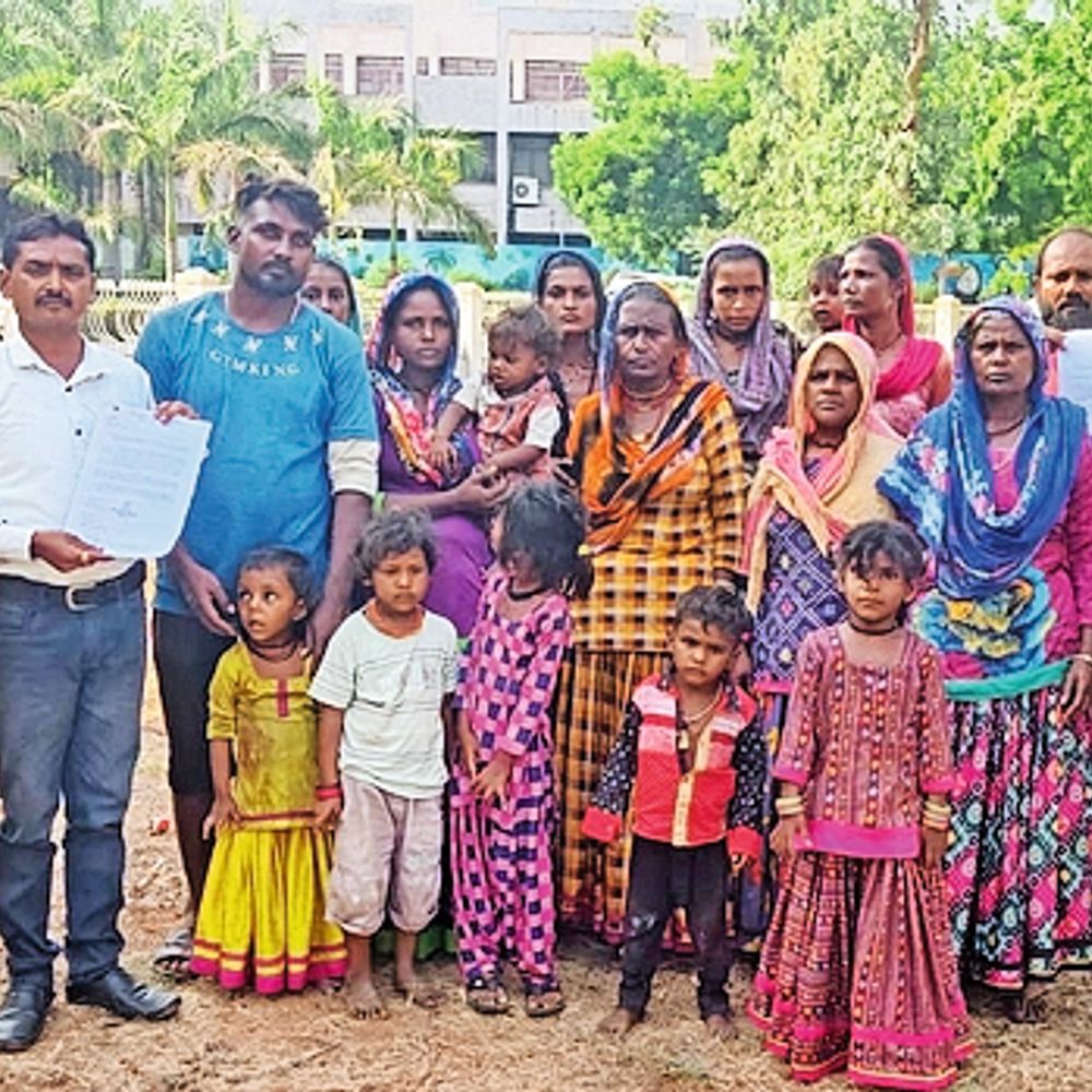 વઢવાણમાં સલાટ પરિવારોના ઝૂંપડા તોડી પડાયા:દબાણો હટાવાતા વિચરતી જાતિના પરિવારોમાં રોષ; અનેક શ્રમિક પરિવારો બેઘર બન્યા