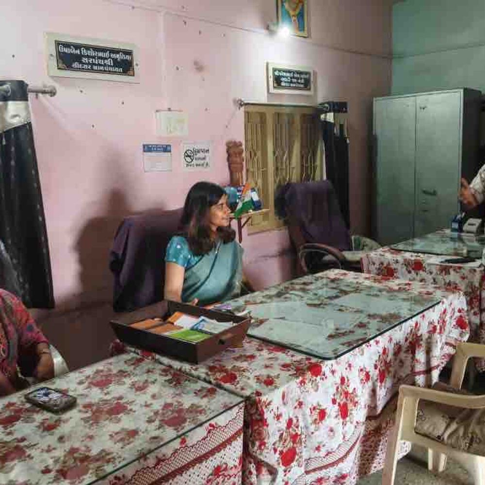 DDOએ સીદસર ગ્રામ પંચાયતની દફતર તપાસ કરી:જામજોધપુરમાં વિકાસ કાર્યોની સ્થળ પર સમીક્ષા કરી, અધિકારીઓને જરૂરી સૂચનો આપ્યા