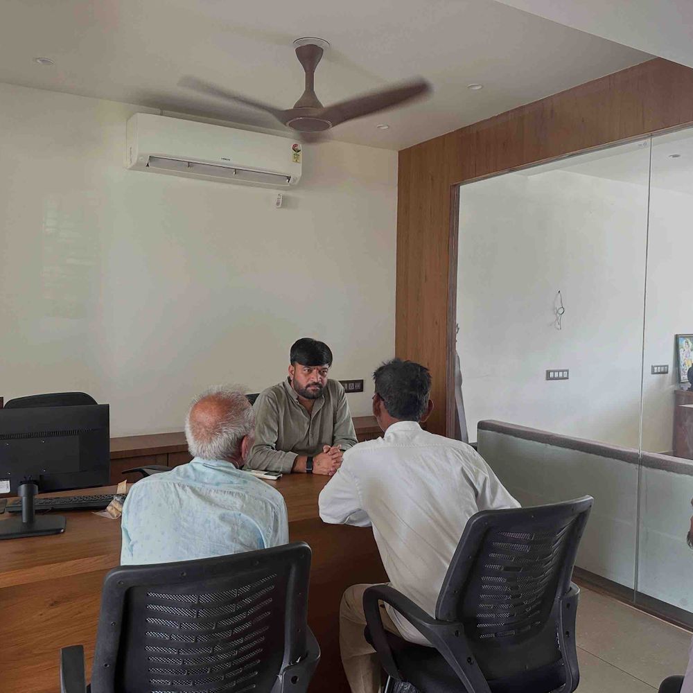 ધારાસભ્ય હેમંત ખવાએ લાલપુરમાં લોક-દરબાર યોજ્યો:નાગરિકોની રજૂઆતો સાંભળી, અધિકારીઓને ત્વરિત નિકાલની સૂચના આપી