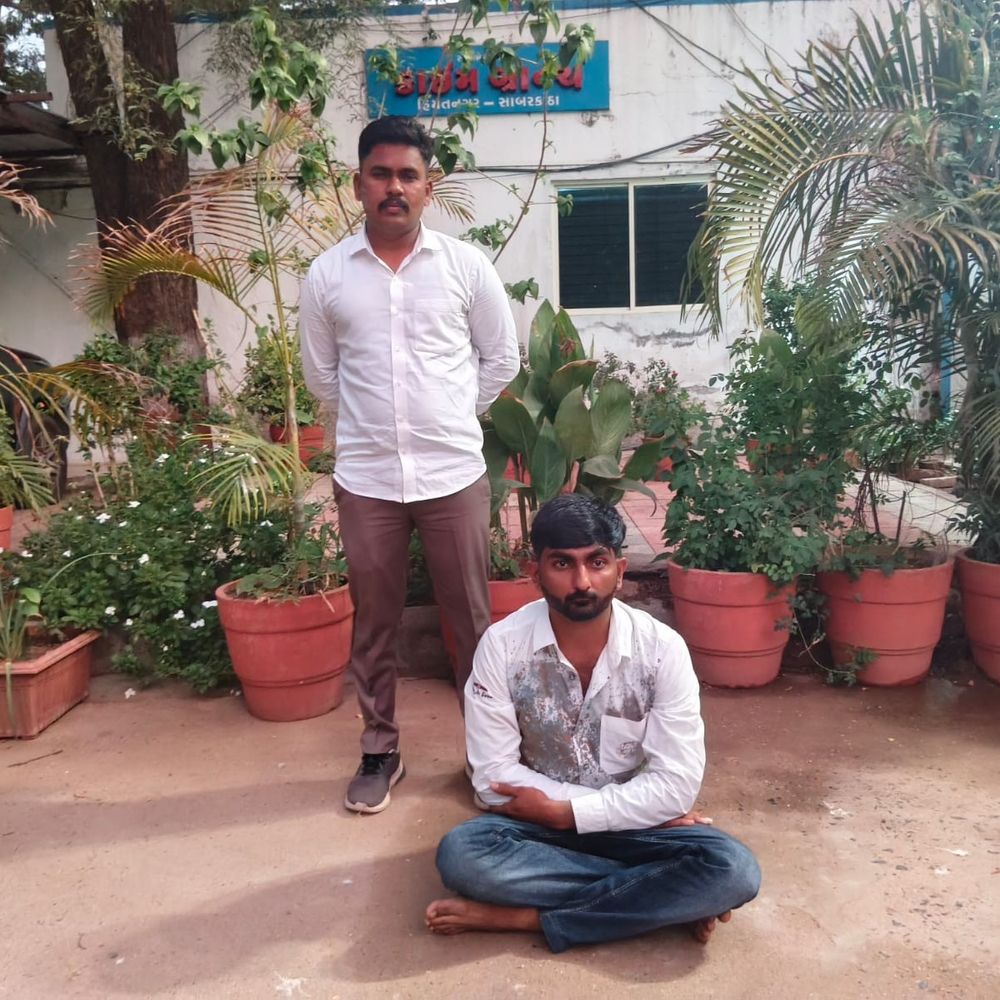 ઠગાઈ કેસનો એક વર્ષથી ફરાર આરોપી ઝડપાયો:સાબરકાંઠા LCB એ હિંમતનગર પાસેથી આરોપીને ઝડપી લીધો, કાયદેસરની કાર્યવાહી શરૂ