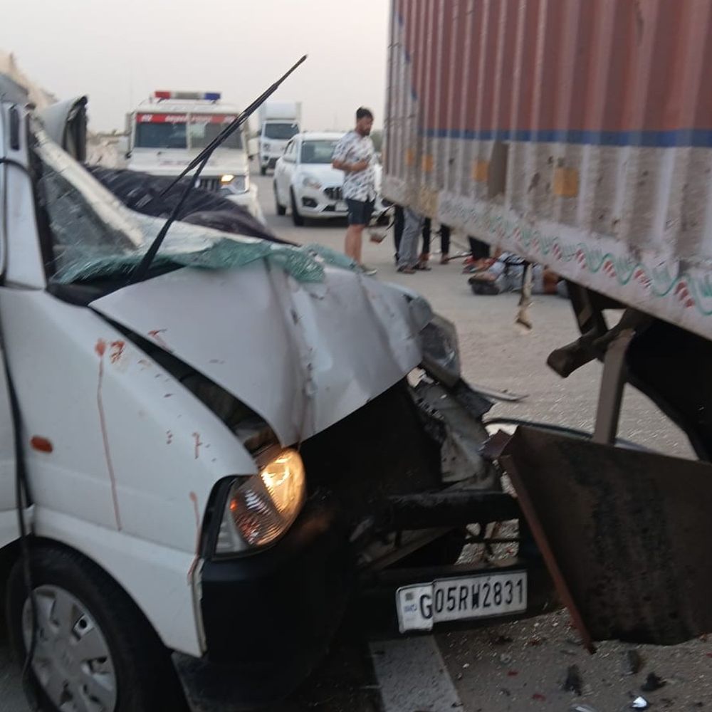 ભરૂચમાં ઉભેલા ટ્રેલર પાછળ ઈકોવાન ઘૂસી જતાં માતા-પુત્રનું મોત:ત્રણ લોકો ઈજાગ્રસ્ત, દ્વારકાથી પરત ફરતા સુરતના આંબલીયા પરિવારને અકસ્માત નડ્યો