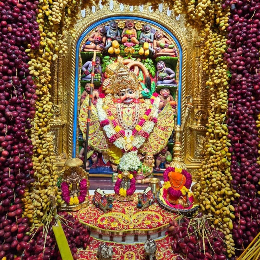 સાળંગપુર કષ્ટભંજનદેવ દાદાને 3000 કિલો ખલેલાનો અન્નકૂટ:જરદોશી વાઘા અને દિવ્ય શણગાર કરાયો