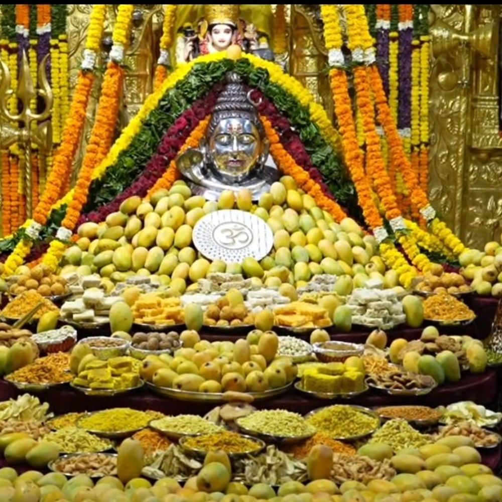સોમનાથ મહાદેવને અર્પણ 2500 કિલો કેરીનું વિતરણ:આંગણવાડીના હજારો બાળકોને પ્રસાદ રૂપે કેરી અપાઈ