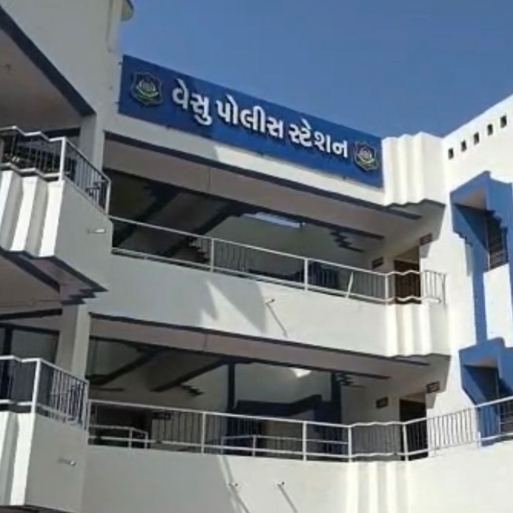 દિલ્હીની પરિણીતાને પ્રેમજાળમાં ફસાવી વેસુના યુવકે બળાત્કાર કર્યો:કારમાં નકલી લગ્ન કરી પત્ની હોવાનો ઢોંગ કર્યો, અન્ય યુવતી સાથે લગ્ન કરી લેતા મામલો પોલીસ સ્ટેશને પહોંચ્યો