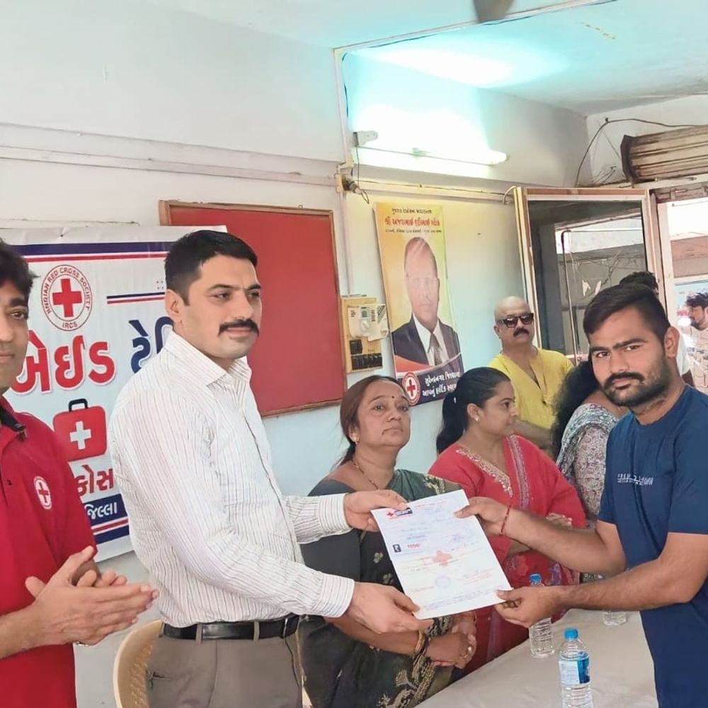 રેડક્રોસ સુરેન્દ્રનગર દ્વારા ફર્સ્ટ એઇડ પ્રમાણપત્ર વિતરણ:પ્રેમસુખ ડેલુની ઉપસ્થિતિમાં તાલીમાર્થીઓને પ્રમાણપત્રો એનાયત કરાયા, SPએ માનવતાવાદી સેવાઓની પ્રશંસા કરી