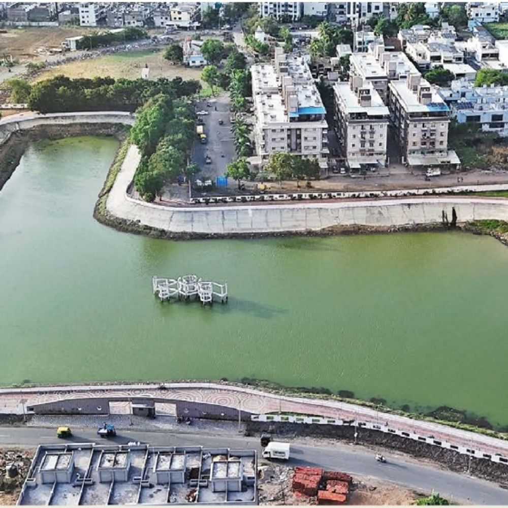 કરાડવા તળાવ હવે નવા રંગરૂપમાં: વોક-વે, ફૂડકોર્ટ અને સપ્તરંગી રોશનીનો ઝગમગાટ.
