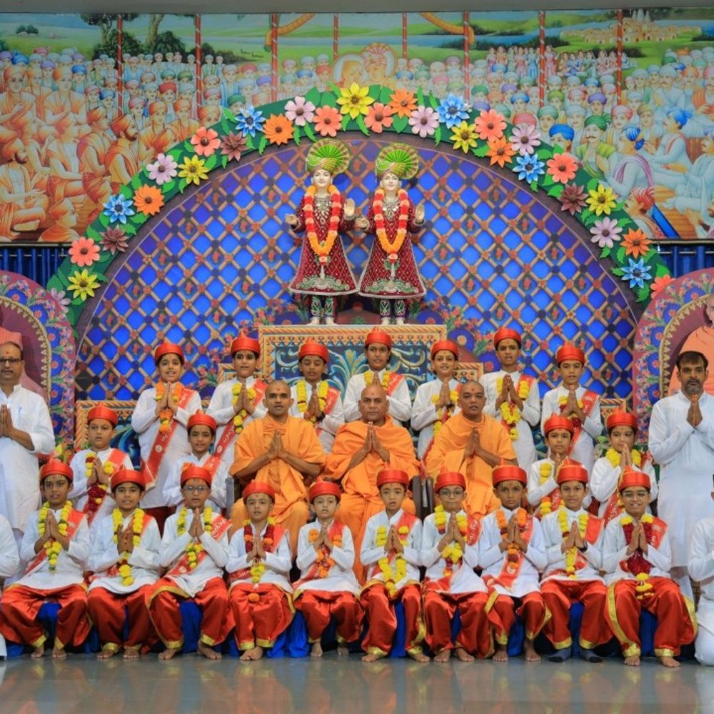 સુરેન્દ્રનગર BAPSના 50થી વધુ બાળકોએ સંસ્કૃત શ્લોક કંઠસ્થ કર્યા:ગુરુહરિ મહંત સ્વામીએ સત્સંગ દીક્ષા વિશારદ અધ્યયનનો પ્રારંભ કરાવ્યો