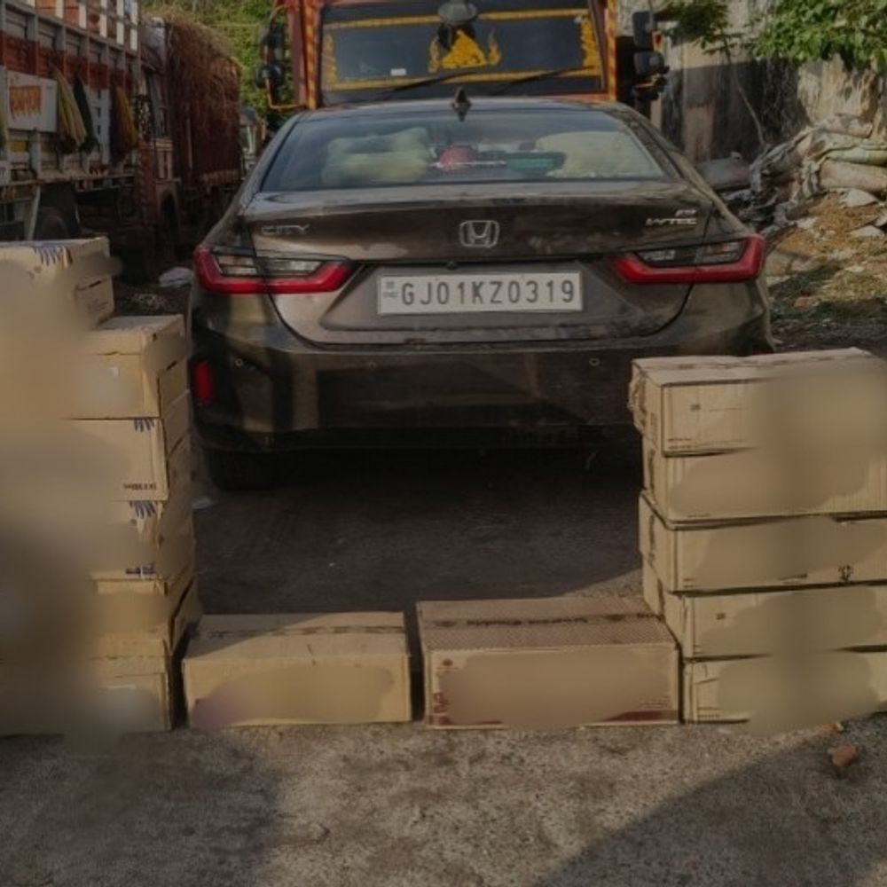 શામળાજી પોલીસે દારૂ ભરેલી કારનો પીછો કર્યો:રૂ. 7.68 લાખનો મુદ્દામાલ જપ્ત, ચાલક ફરાર