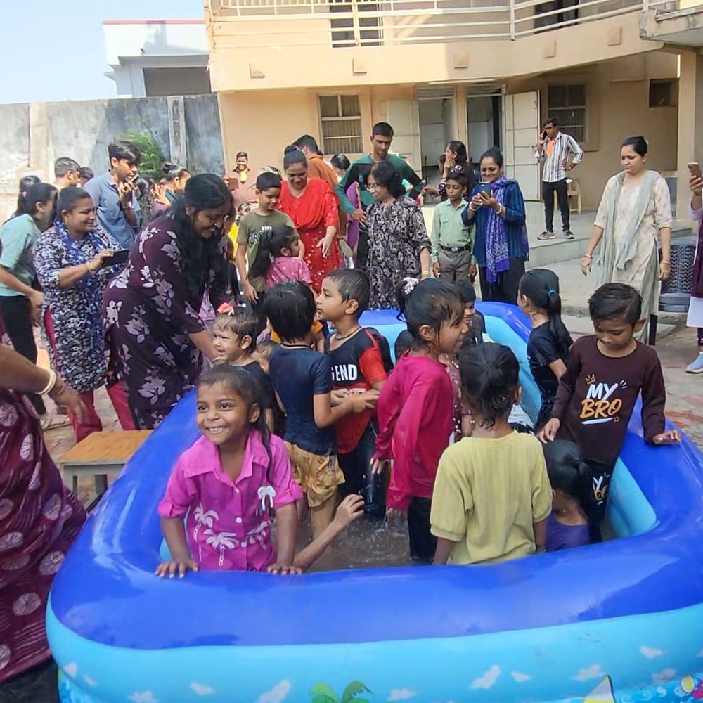 મોડાસા કલરવ કેન્દ્રમાં ઇન્ટરનેશનલ મડ ડેની ઉજવણી:બાળકોએ ડીજેના તાલે માટીમાં રમી આનંદ માણ્યો