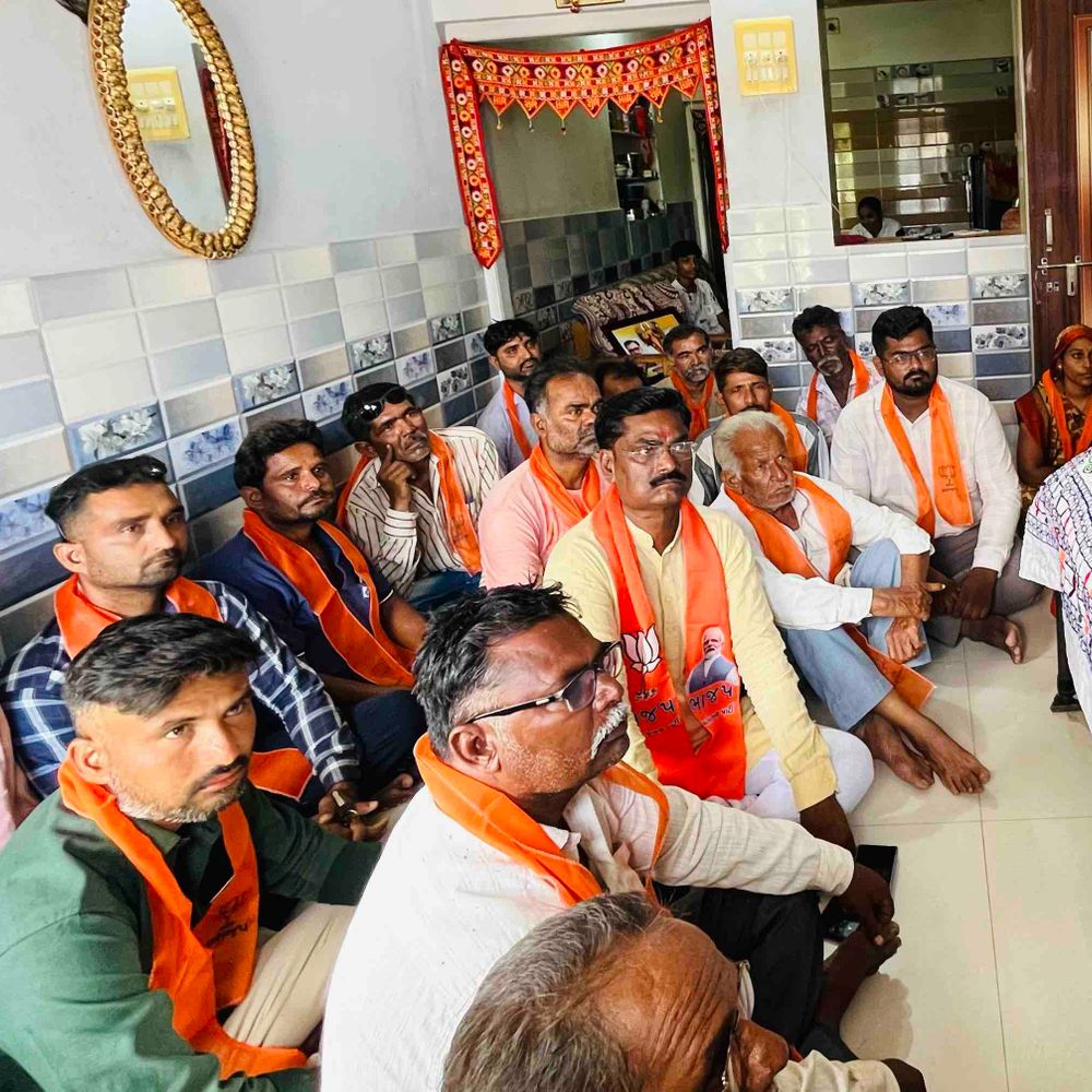 લાલપુરમાં ભાજપ કાર્યકરોએ મન કી બાત નિહાળી:પ્રધાનમંત્રીના સંદેશને ધ્યાનપૂર્વક સાંભળ્યો,તાલુકા ભાજપ ઉપપ્રમુખના નિવાસસ્થાને આયોજન