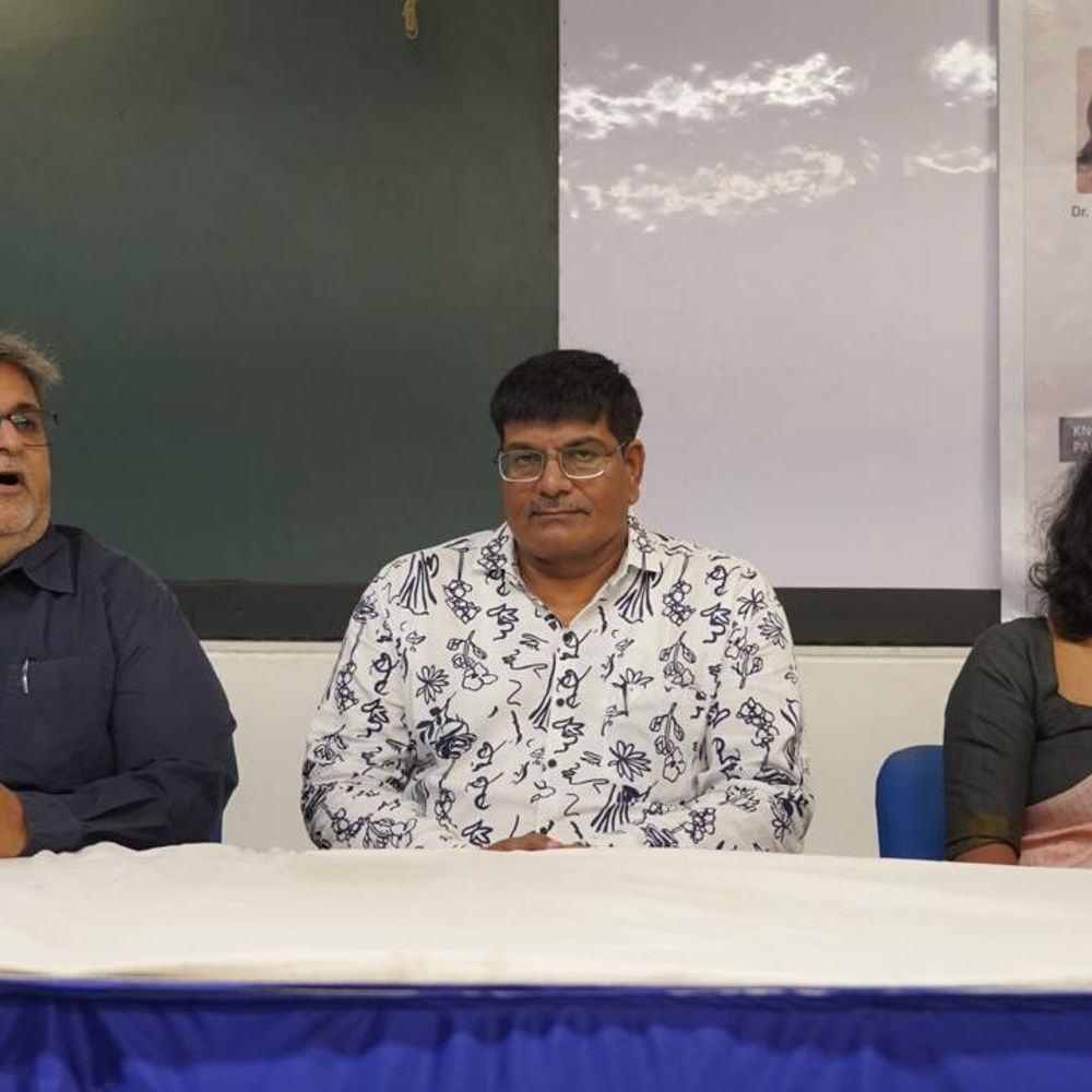 પેનલ ડિસ્કશન અને પુસ્તકનું લોકાર્પણ:જાતીય શિક્ષણ અંગેના મૌનને તોડવા પેનલ ડિસ્કશન અને ડૉ. ભદ્રાયુ વછરાજાની લિખિત પુસ્તક 'નો યોરસેલ્ફ' વિમોચન