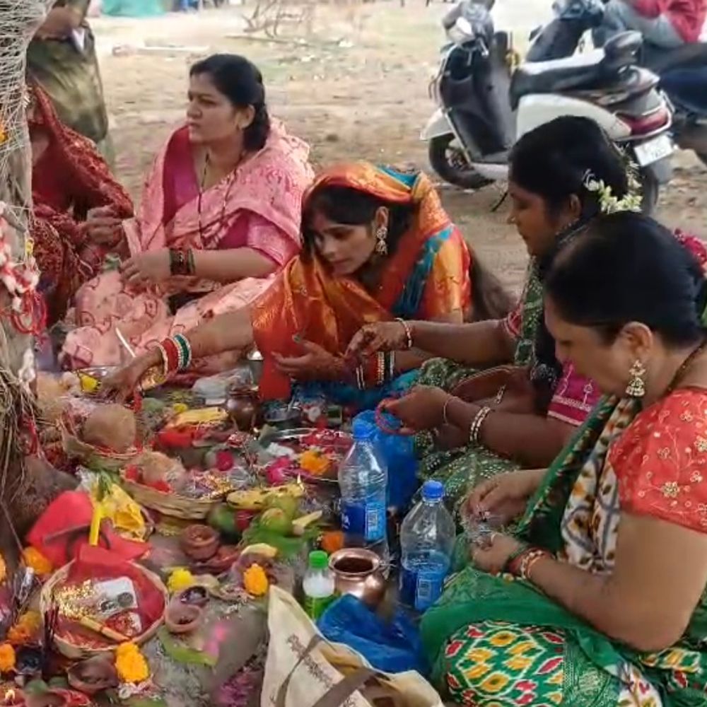 વલસાડમાં વટ સાવિત્રી પર્વની ઉજવણી:મોટી સંખ્યામાં મહિલાઓએ વડ વૃક્ષની પૂજા કરી