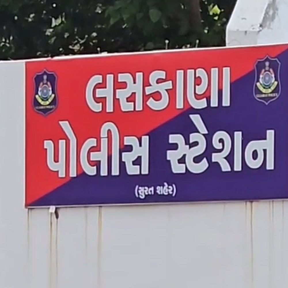 લસકાણામાં 'પિતૃદોષ' મટાડવાના બહાને ઠગાઈ:કેન્સર પીડિતના ઘરે તાંત્રિક વિધિના નામે બે ગઠિયાઓએ 1.55 લાખના દાગીના-રોકડા પોટલામાં લઈ રફુચક્કર