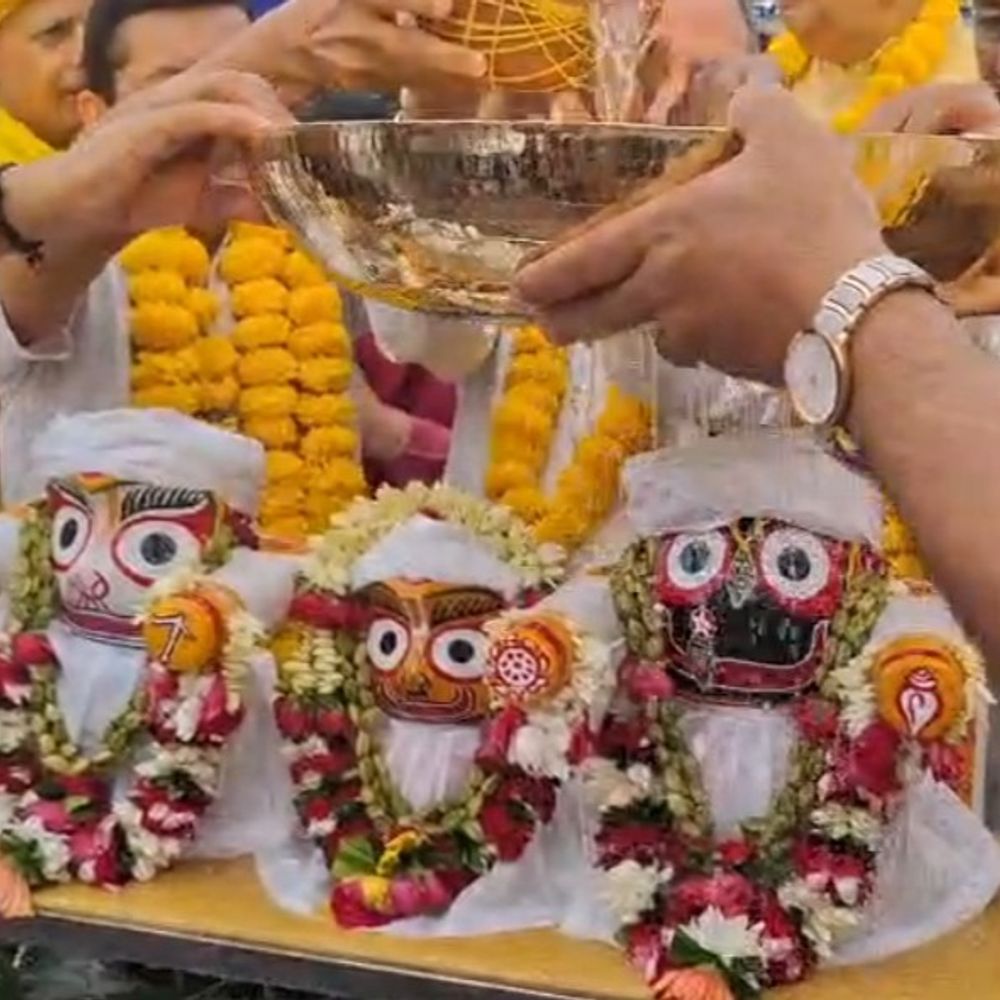ભગવાન જગન્નાથ 15 દિવસના અજ્ઞાતવાસમાં પહોંચ્યા:વડોદરાના ઇસ્કોન મંદિર ખાતે ભગવાનની સ્નાન યાત્રા સંપન્ન, સુગંધિત દ્રવ્યો, ગંગાજળ, દૂધ, દહીં અને મધ સહિતના પવિત્ર જળથી શાહી સ્નાન