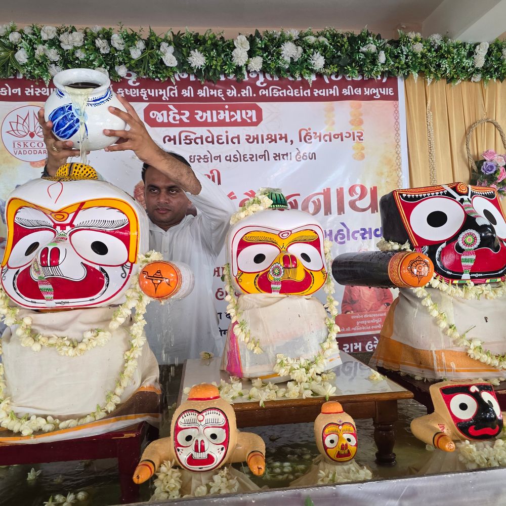 હિંમતનગરમાં જગન્નાથજી સ્નાનયાત્રા મહોત્સવ યોજાયો:108 ઘડા પાણી અને પંચામૃતથી ભગવાનને સ્નાન કરાવાયું
