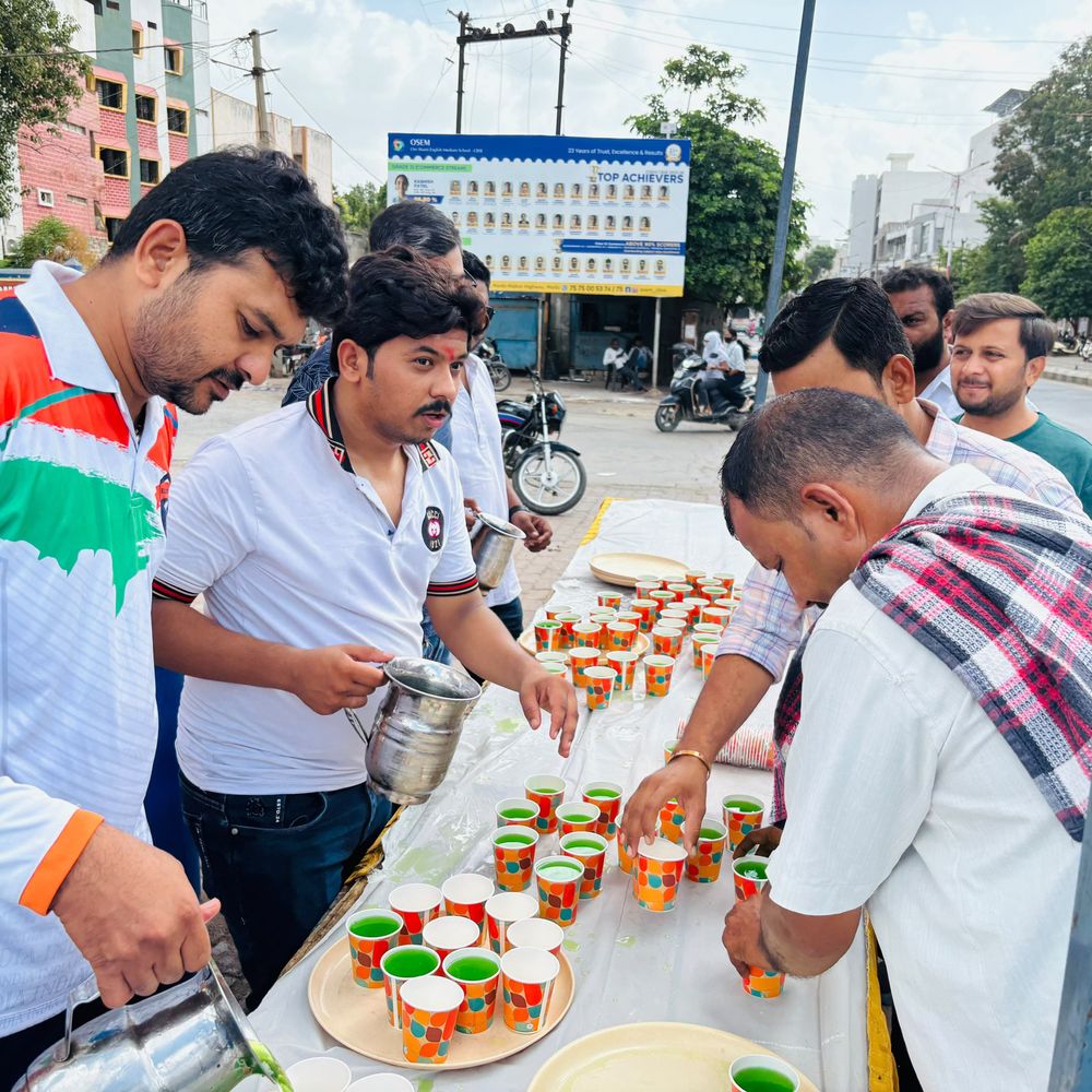 મોરબીમાં પરશુરામ યુવા ગ્રુપે ઠંડા સરબતનું વિતરણ કર્યું:ગરમીથી ત્રસ્ત રાહદારીઓ, શ્રમિકો અને મુસાફરોને રાહત મળી