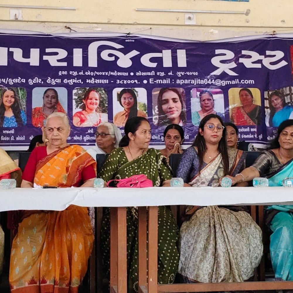 પાટણમાં અપરાજિતા સંસ્થા દ્વારા ચોપડા વિતરણ:તુરી બારોટ સમાજના જરૂરિયાતમંદ બાળકોને શૈક્ષણિક સહાય