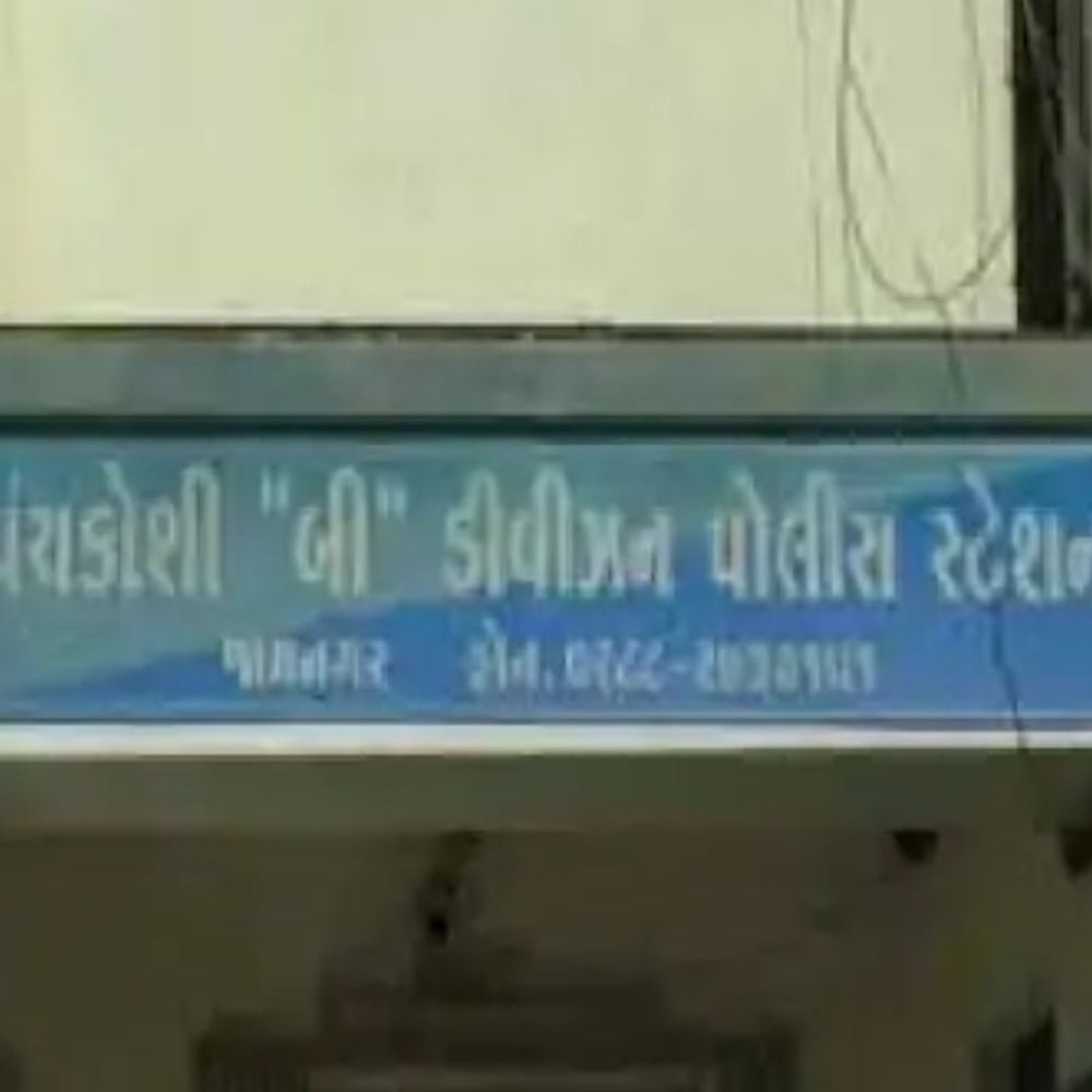 જામનગર નજીક 5 વર્ષની બાળકી પર દુષ્કર્મ આચરનાર ઝડપાયો:CCTV અને મોબાઈલ લોકેશનના આધારે દબોચી આરોપીને જેલહવાલે કર્યો, જીજી હોસ્પિટલમાંથી માસૂમને રજા અપાઈ