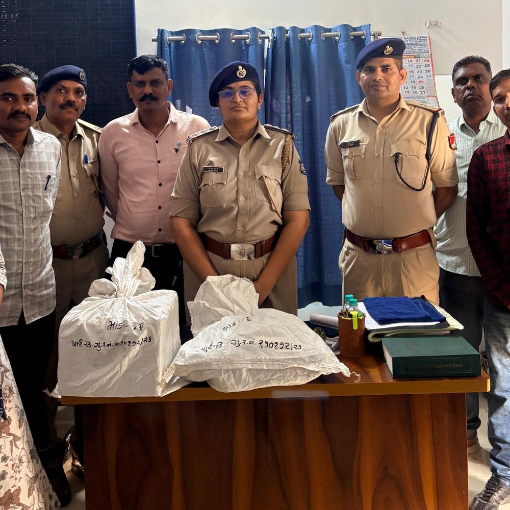 ભરૂચ રેલ્વે પ્લેટફોર્મ પરથી 8 કિલો ગાંજો ઝડપાયો:'મિશન સેફ સ્ટેશન' હેઠળ લાવારિસ બેગમાંથી ₹4.03 લાખનો જથ્થો મળ્યો, ટ્રેનમાં હેરાફેરીની આશંકા