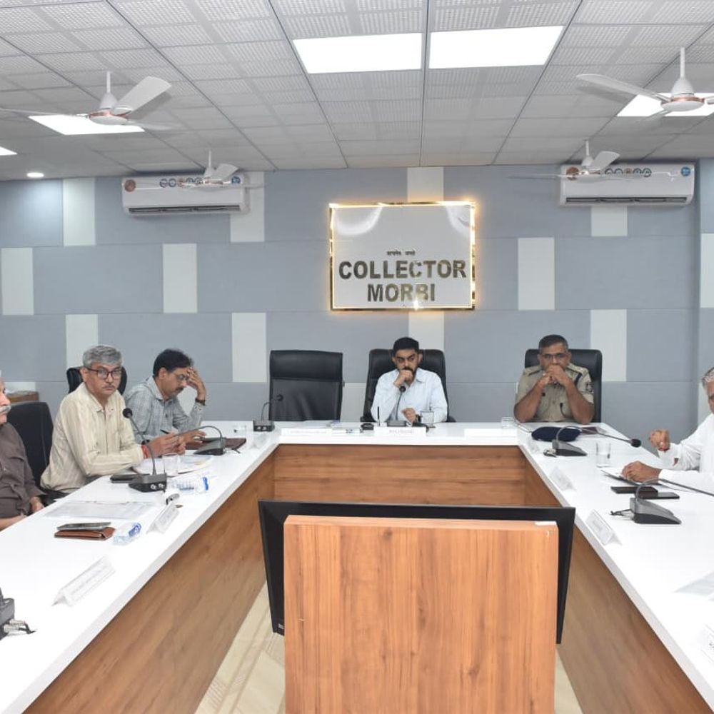 મોરબીમાં ચોમાસા પૂર્વે તૈયારીઓ, કલેક્ટરની બેઠક:ડેમ, ડ્રેનેજ, બચાવ વ્યવસ્થાની સમીક્ષા, અધિકારીઓને સૂચના