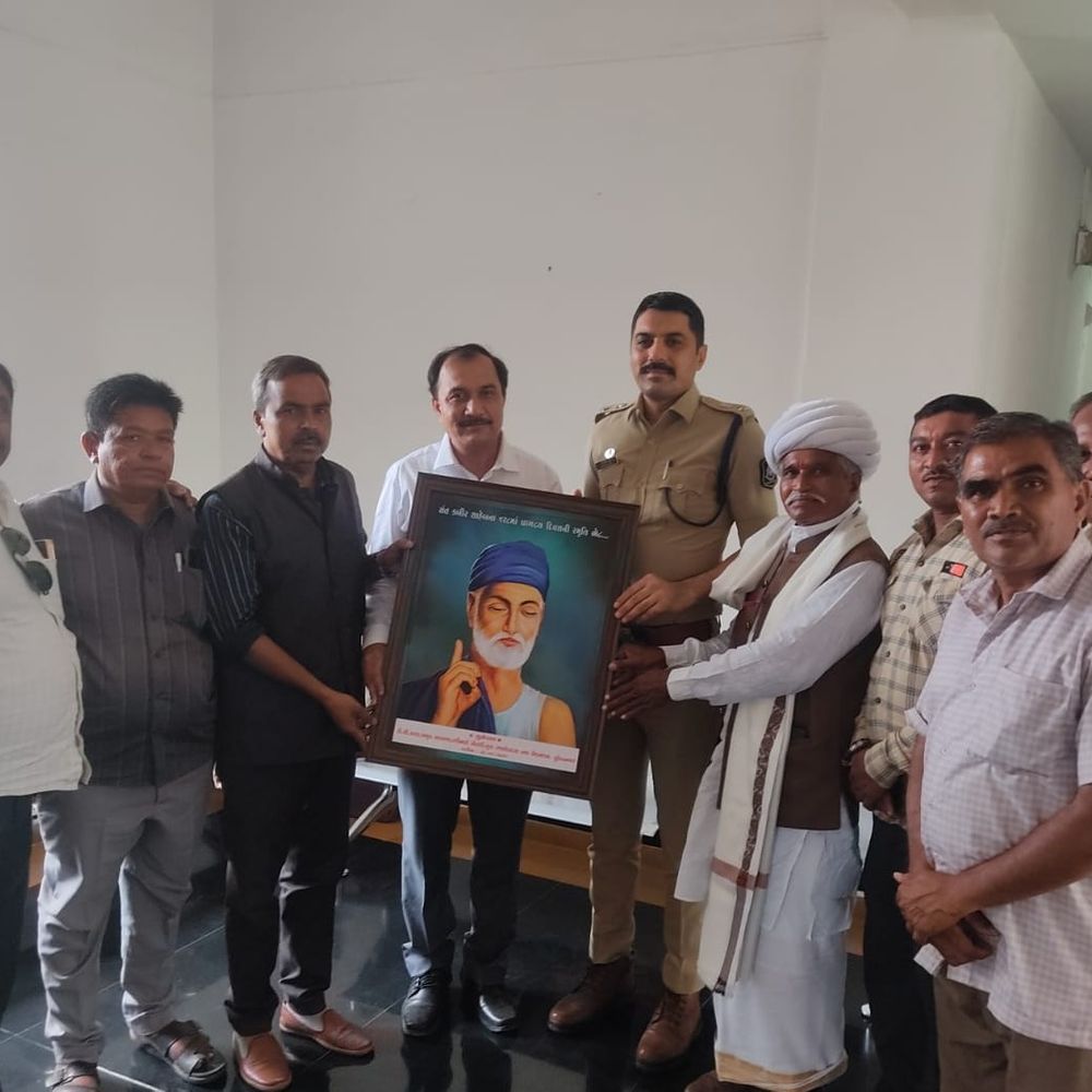 સુરેન્દ્રનગરમાં સંત કબીર માર્ગ અને પ્રતિમાની માંગ:સ્થાનિકોએ મેયર, પોલીસવડા અને કલેક્ટરને સંત કબીરની પ્રતિમા ભેટ આપીને રજૂઆત કરી
