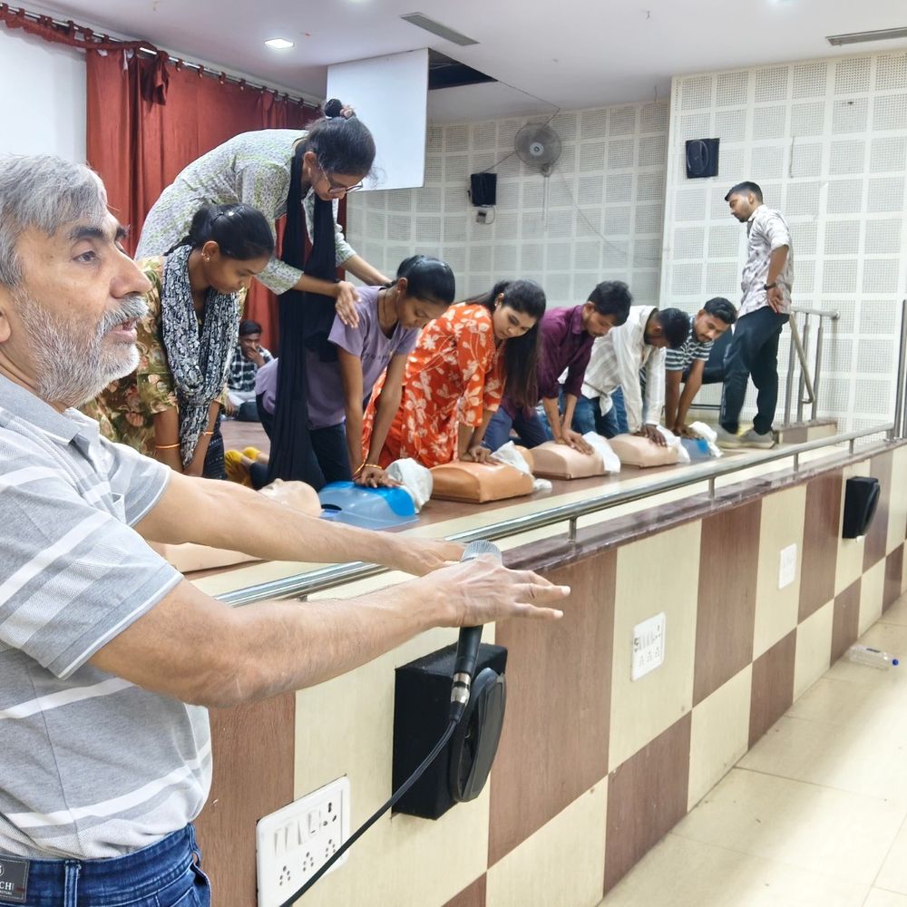 ગોધરામાં 4000થી વધુ વિદ્યાર્થીઓને CPR તાલીમ અપાઈ:લોક વિજ્ઞાન કેન્દ્ર અને રેડ ક્રોસ દ્વારા આયોજન, 20 સત્રો યોજાયા