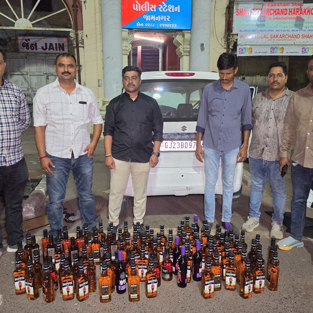 જામનગરમાં વેગનઆર કારમાંથી 101 દારૂની બોટલ જપ્ત:સિટી-એ પોલીસે ₹5.71 લાખનો મુદ્દામાલ કબજે કર્યો, બુટલેગર ફરાર