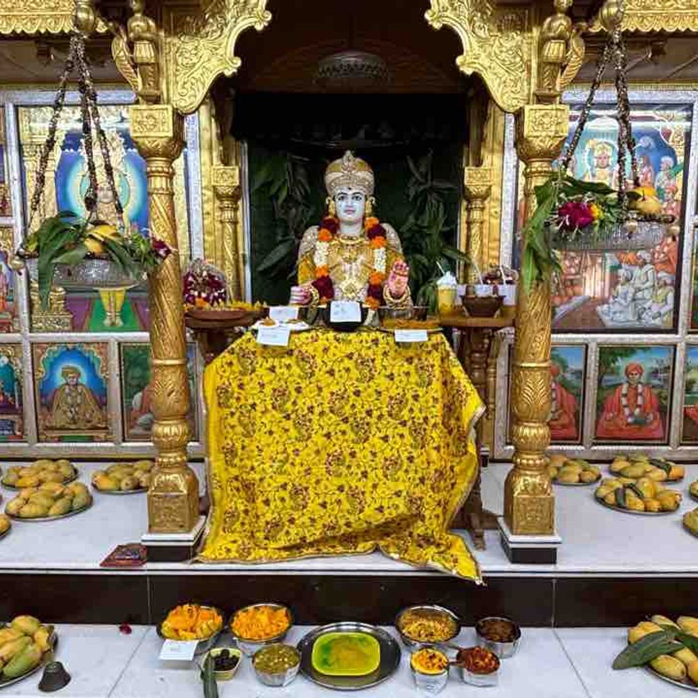 મણિનગર કુમકુમ મંદિરમાં કેરીનો ભવ્ય મનોરથ યોજાયો:21 મેંગો આઇટમ્સનો અન્નકૂટ, 200 વર્ષ જૂની પરંપરા જીવંત થઈ