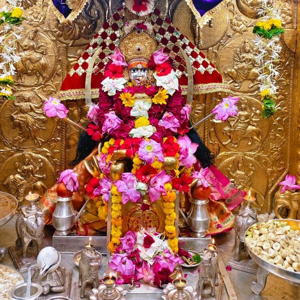 ખેડબ્રહ્મા અંબિકા મંદિરે જેઠ પૂનમે ભક્તોની ભીડ:વહેલી સવારે મંગળા આરતીમાં ચાચર ચોક ભક્તોથી ઉભરાયો