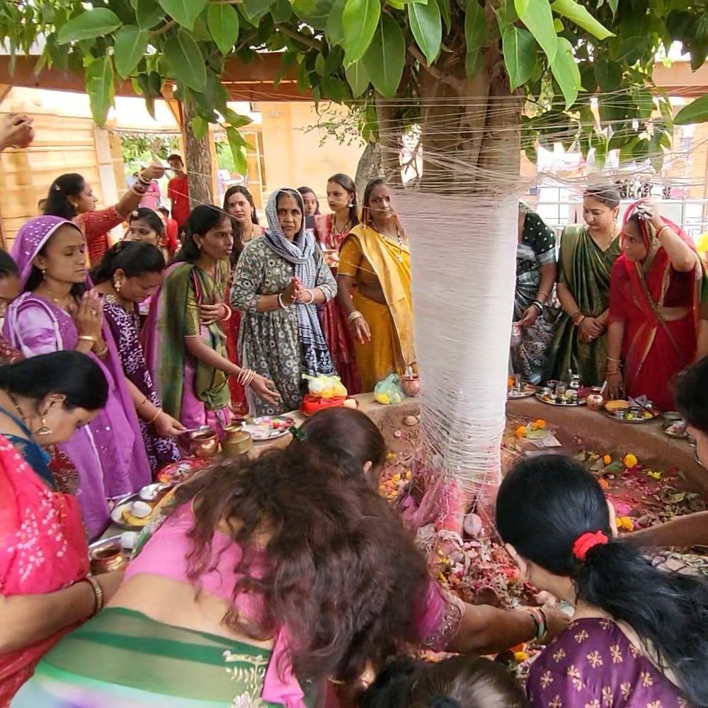 મોડાસા-સાકરીયામાં વડ સાવિત્રી વ્રતની ઉજવણી:મહિલાઓએ વડની પૂજા કરી, પતિના દીર્ઘાયુષ્ય માટે પ્રાર્થના કરી