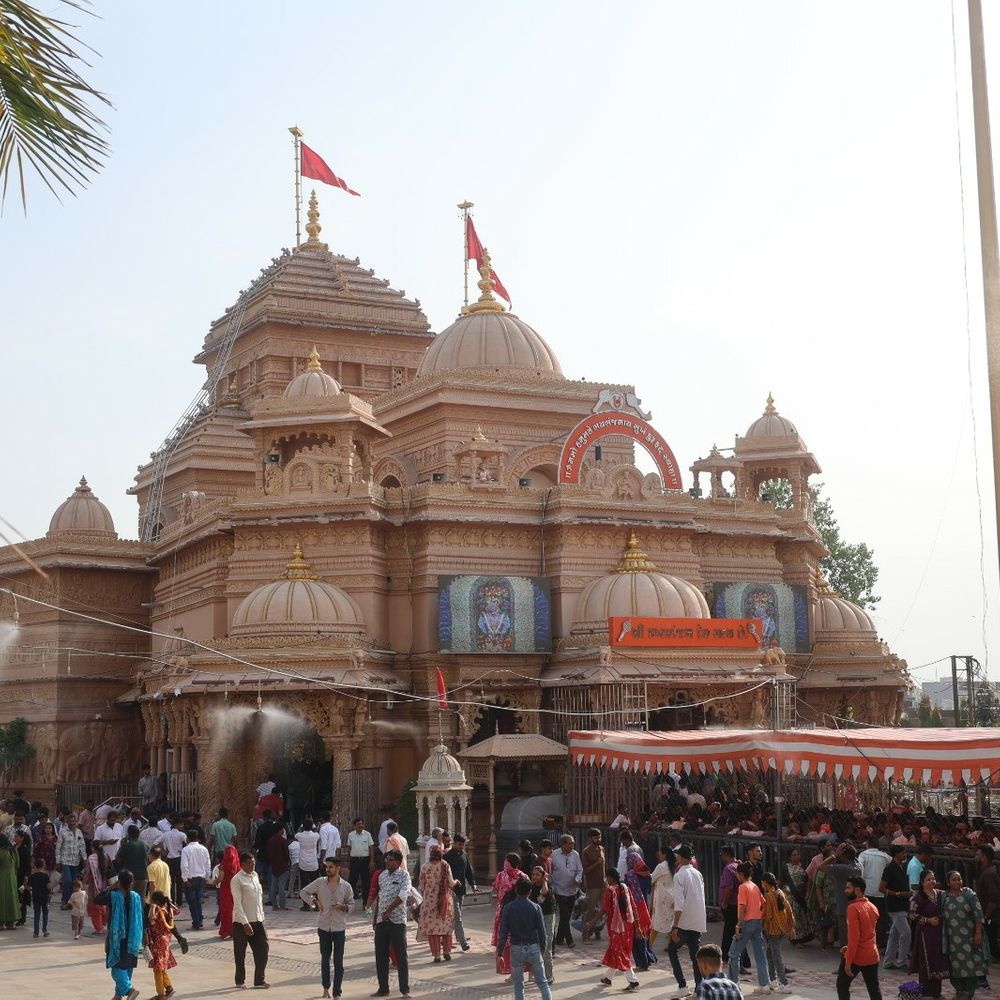 સાળંગપુર કષ્ટભંજનદેવ દાદાને હીરાનો મુકુટ ધરાવાયો:પૂનમે છપ્પનભોગ અન્નકૂટ અને સફેદ ગુલાબનો 'શિવ સ્વરૂપ' શણગાર