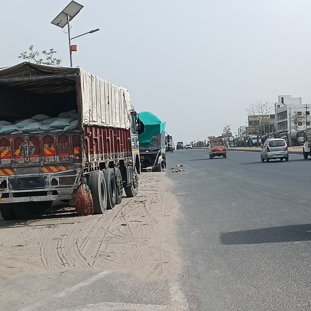 ભાસ્કર ગ્રાઉન્ડ રિપોર્ટ‎:પાલનપુર-છાપી હાઇવે પર ગેરેજો આગળ પાર્કિંગથી અકસ્માતોનું જોખમ, બે વર્ષમાં 14 લોકોનાં મોત થયાં
