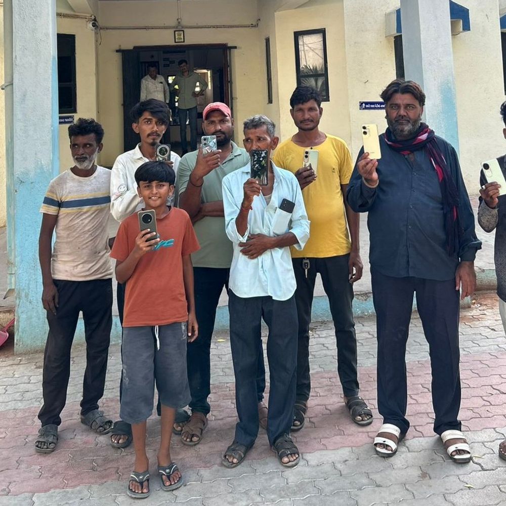માળીયા પોલીસે 10 ખોવાયેલા મોબાઈલ પરત કર્યા:CEIR પોર્ટલની મદદથી રૂ. 2.10 લાખના ફોન મૂળ માલિકોને સોંપ્યા