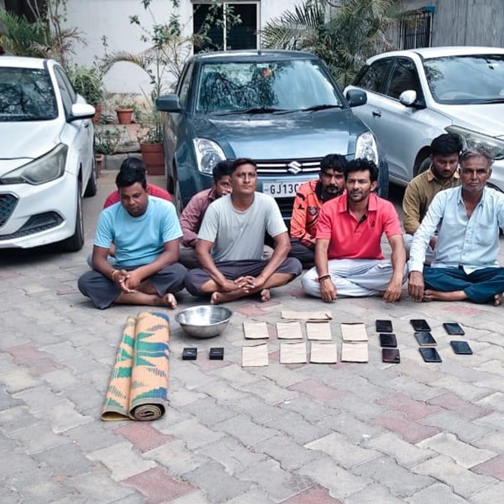 હિંમતનગરના રૂપાલમાં LCBનો દરોડો:મુખ્ય સંચાલક સહિત 8 જુગારી ઝડપાયા, રૂ. 11.45 લાખનો મુદ્દામાલ જપ્ત