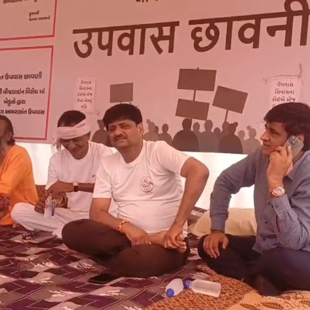 100 ટ્રેક્ટર સાથે ખેડૂતો જેતપર પહોંચ્યા:રાજ્યમંત્રીના નાના ભાઈ ઉપવાસ પર, બીજા ભાઈ ભરત અમૃતિયાએ પણ સમર્થન આપ્યું, ખેડૂત આંદોલનનો 12મો દિવસ