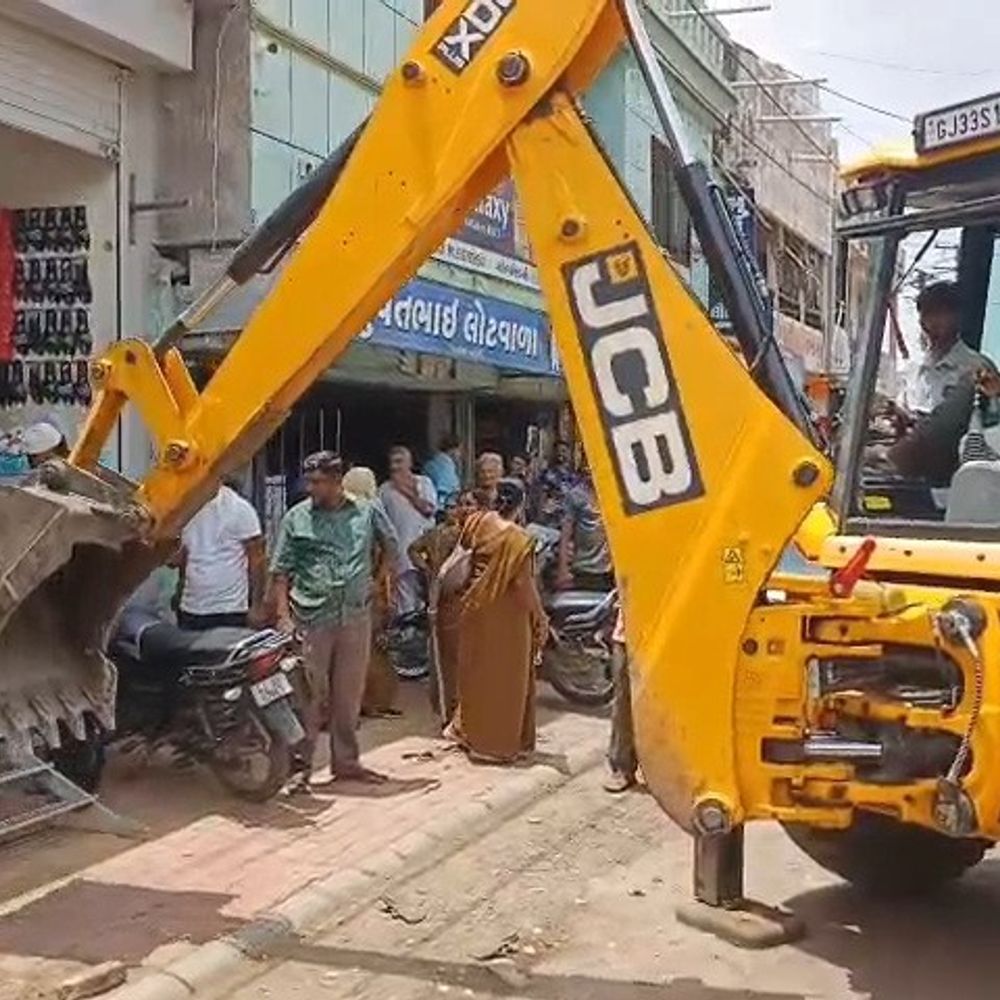 બોટાદ શાકમાર્કેટમાં નગરપાલિકાએ દબાણો હટાવ્યા:ફૂટપાથ અને રોડ પરના ગેરકાયદે દબાણોને ટ્રાફિક સમસ્યા થતી, પોલીસ બંદોબસ્ત સાથે દૂર કરાઈ
