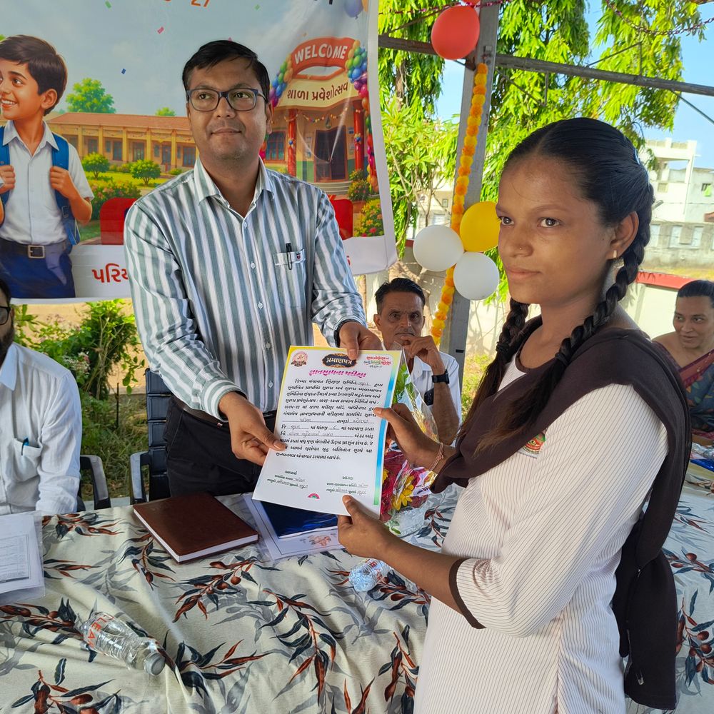 પરિયા શાળામાં પ્રવેશોત્સવ યોજાયો:નાયબ સચિવ સહિત મહાનુભાવોની ઉપસ્થિતિ, લુથરા કંપનીએ દફતર કીટ આપી