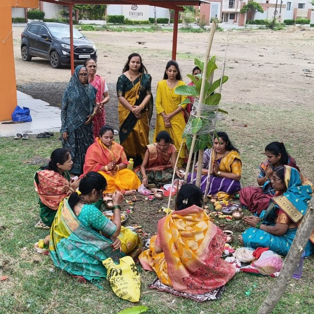તાપી જિલ્લામાં વટ સાવિત્રી વ્રતની ઉજવણી:મહિલાઓએ પતિના દીર્ઘાયુષ્ય માટે વડની પૂજા કરી