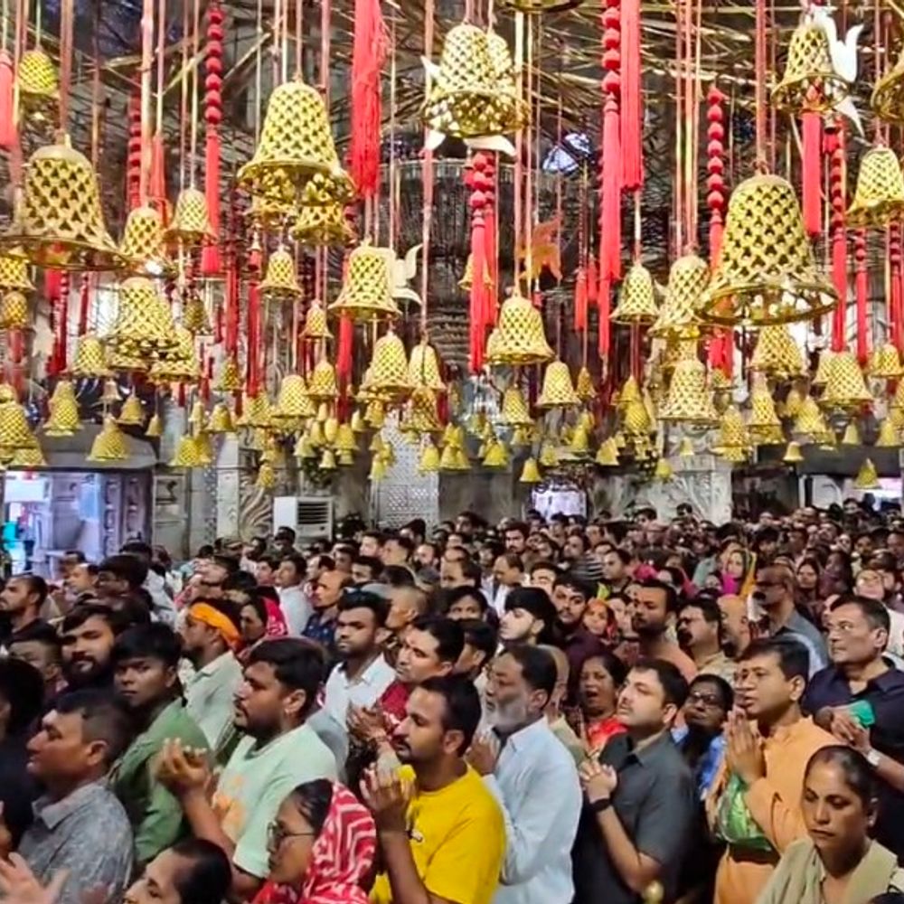 પવિત્ર જેઠ પૂનમે શક્તિપીઠોમાં ભક્તોનો મહાસંગમ:અંબાજી-ખેડબ્રહ્મા 'જય અંબે'ના નાદથી ગુંજી ઉઠ્યા, હજારો માઈભક્તો દર્શનાર્થે પહોંચ્યા, મહિલાઓમાં વટ પૂર્ણિમાના વ્રતનો વિશેષ ઉત્સાહ