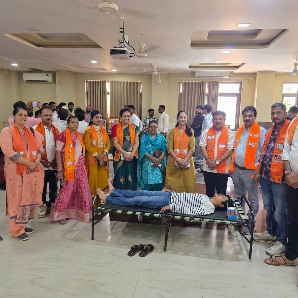 હિંમતનગરમાં યુવા મોરચા દ્વારા રક્તદાન કેમ્પ:ડૉ. શ્યામા પ્રસાદ મુખર્જીની 125મી જન્મજયંતી વર્ષ નિમિત્તે 17થી વધુ યુવાનોએ સ્વૈચ્છિક રક્તદાન કર્યું