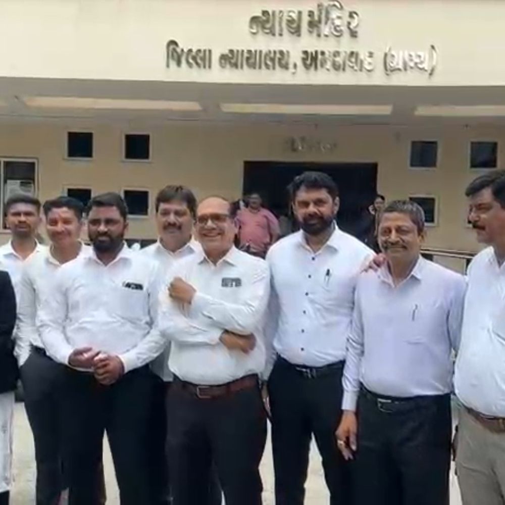 અમદાવાદ ગ્રામ્ય કોર્ટમાં જજની ચેમ્બર બહાર વકીલોના ધરણા:જજે વકીલો સાથે તોછડા વર્તન કર્યાનો આક્ષેપ, અગાઉ ઉચ્ચ જજીસને પત્ર લખવામાં આવ્યો હતો