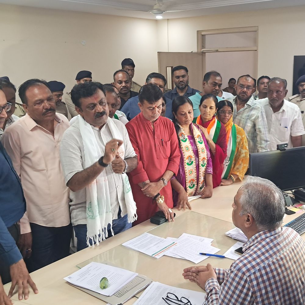 બિલાડીને દૂધનાં રખોપા સોંપ્યાનો આરોપ:રાજકોટ જંગલેશ્વર ડિમોલિશન ખર્ચકાંડની તપાસ મુદ્દે કોંગ્રેસનો અનોખો વિરોધ, ડે. કમિશ્નર પર પ્રતીકાત્મક બિલાડી ફેંકી, SIT પાસે તપાસ કરાવવાની માંગ કરાઈ