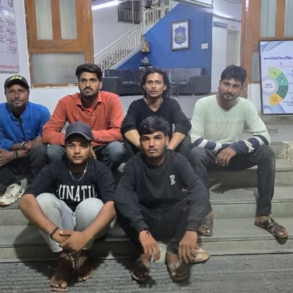 વેરાવળ શહેરમાં જુગાર રમતા છ શખ્સો ઝડપાયા:રૂ. 18,020નો મુદ્દામાલ જપ્ત; સિટી પોલીસે ફરાર વોરંટધારક આરોપીને ઝડપી પાડ્યો