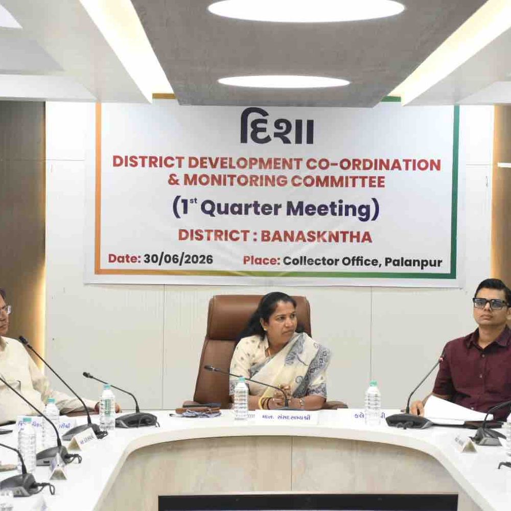 બનાસકાંઠા સાંસદ ગેનીબેન ઠાકોરની અધ્યક્ષતામાં દિશા કમિટીની બેઠક:પાલનપુરમાં કેન્દ્ર-રાજ્યની યોજનાઓની કામગીરીની સમીક્ષા કરાઈ