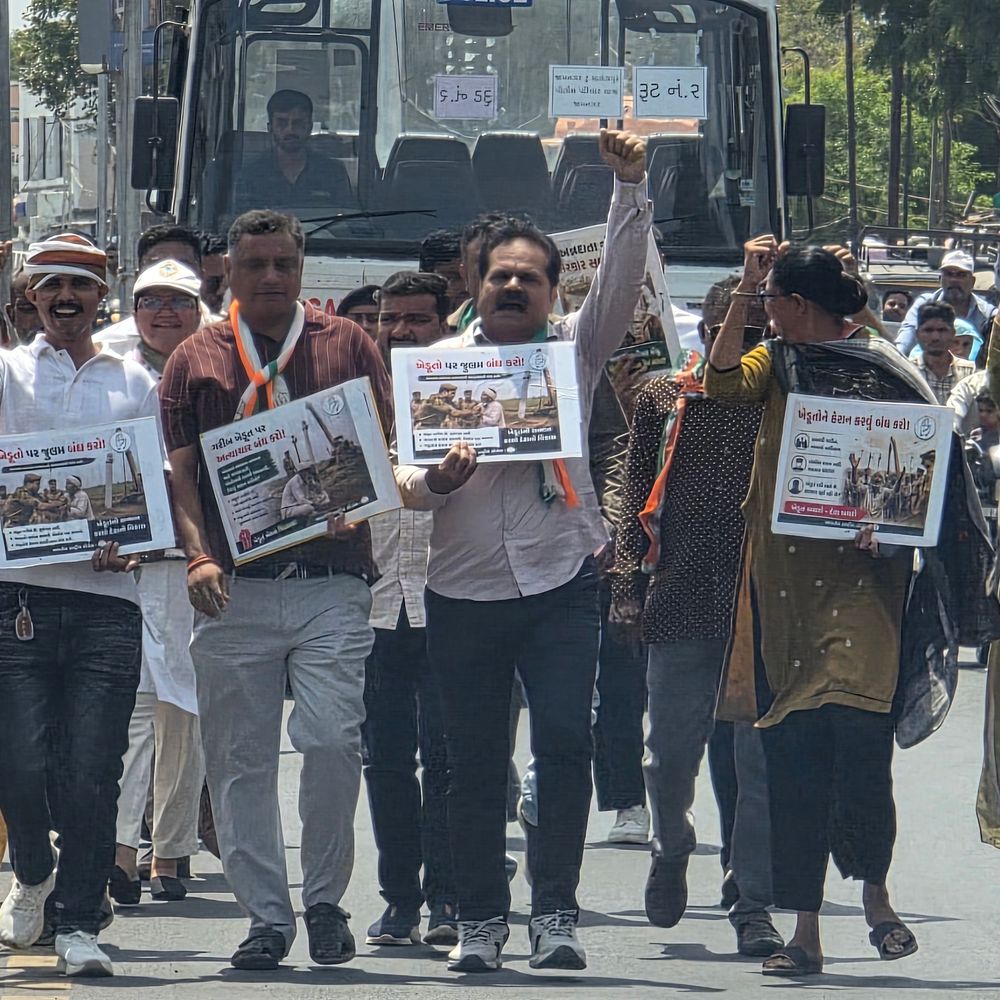 જામનગરમાં ખેડૂતોના સમર્થનમાં કોંગ્રેસનું વિરોધ પ્રદર્શન:પોલીસે અટકાયત કરતા કાર્યકરો રસ્તા પર બેસી ગયા
