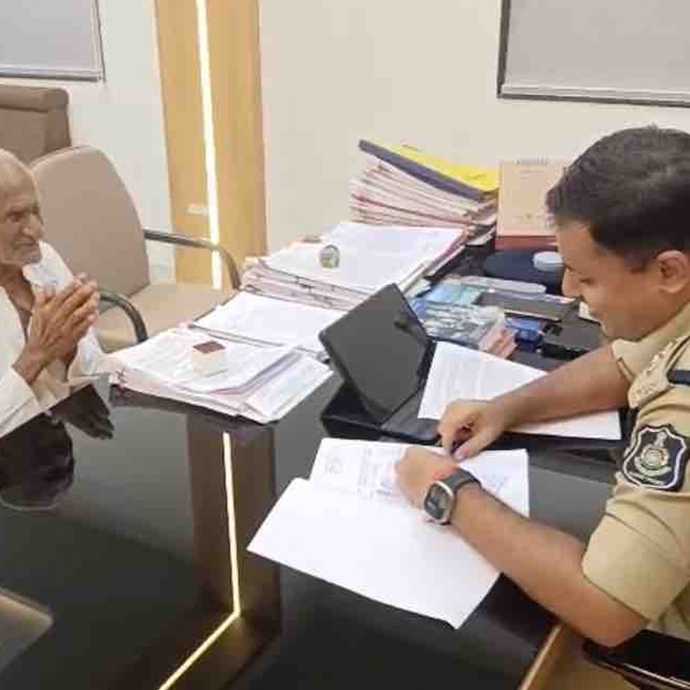 94 વર્ષીય વૃદ્ધને 19 વર્ષે મળ્યા ₹41,000:IPS જયવીર ગઢવીની મધ્યસ્થીથી જૂના નાણાકીય વિવાદનો અંત