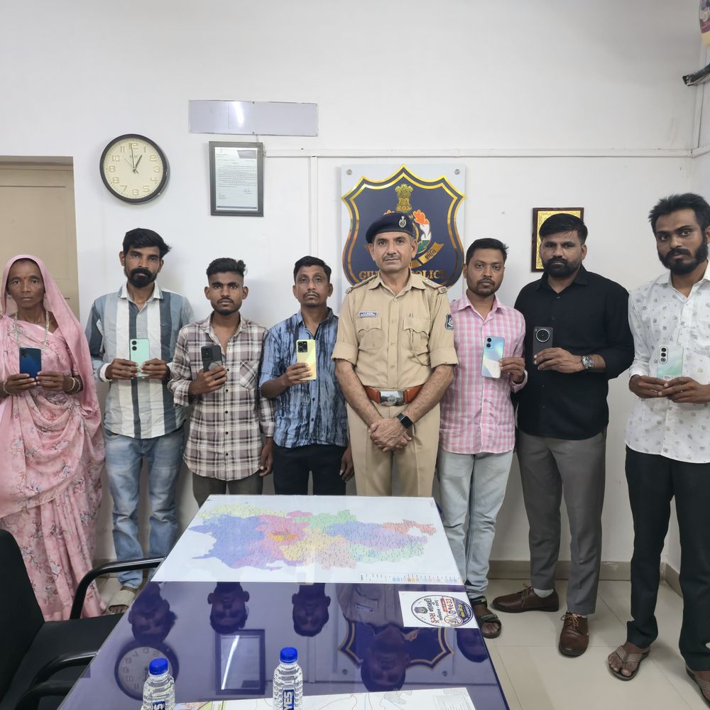 ગોધરા પોલીસે ગુમ થયેલા 7 મોબાઈલ ફોન પરત કર્યા:'તેરા તુજકો અર્પણ' અભિયાન હેઠળ માલિકોને સોંપાયા