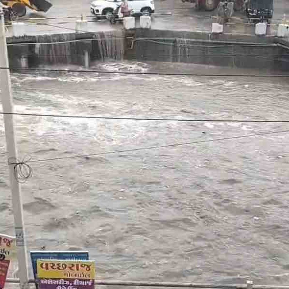 અમરેલીમાં ધોધમાર વરસાદ, સાવરકુંડલામાં 3 ઇંચ ખાબક્યો:નાવલી નદીમાં પૂર આવ્યું, ચેકડેમ છલકાયા, ખેડૂતોમાં ખુશી