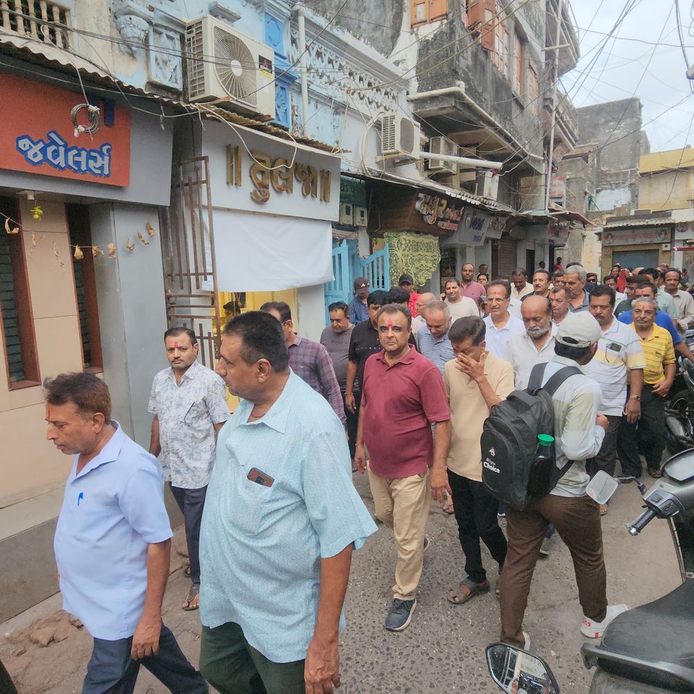 વેરાવળના વેપારીઓની સોમનાથ મહાદેવ સુધી પદયાત્રા:26 વર્ષથી પરંપરા બનાવી વરસાદ માટે પ્રાર્થના, સારો વરસાદ થાય તો આભારયાત્રા